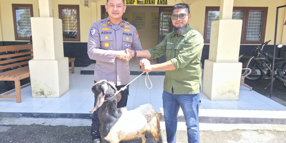 Sambut Idul Adha 1447 H, Polsek Sungai Apit Serahkan Hewan Qurban untuk Masjid Uwais Alkarni
