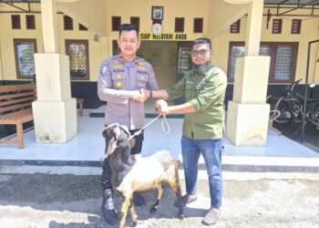 Sambut Idul Adha 1447 H, Polsek Sungai Apit Serahkan Hewan Qurban untuk Masjid Uwais Alkarni