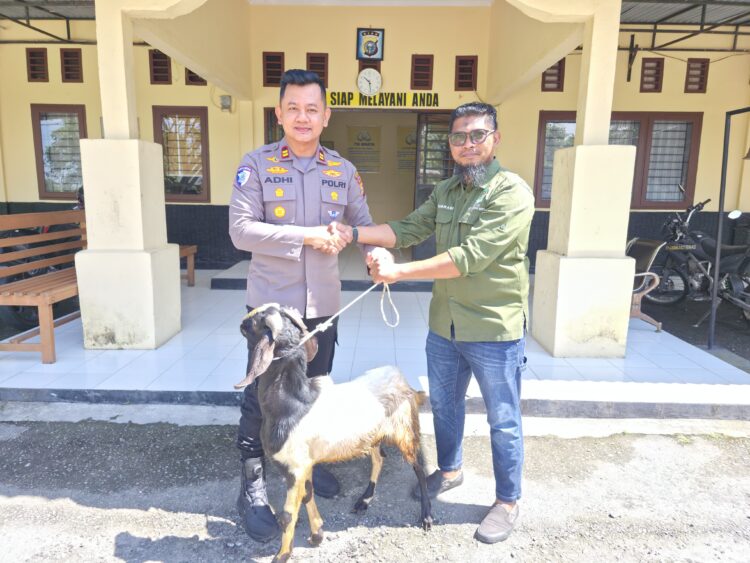 Sambut Idul Adha 1447 H, Polsek Sungai Apit Serahkan Hewan Qurban untuk Masjid Uwais Alkarni
