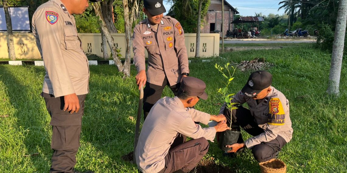 ‎Ulang Tahun Bernilai Hijau, Kapolres Siak Hadiahkan Bibit Pohon Jeruk kepada Personel Polsek Sungai Apit