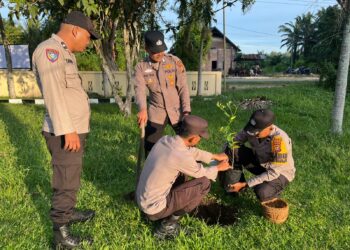 ‎Ulang Tahun Bernilai Hijau, Kapolres Siak Hadiahkan Bibit Pohon Jeruk kepada Personel Polsek Sungai Apit