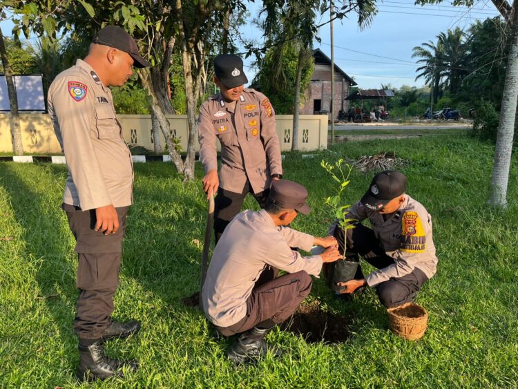 Ulang Tahun Bernilai Hijau, Kapolres Siak Hadiahkan Bibit Pohon Jeruk kepada Personel Polsek Sungai Apit