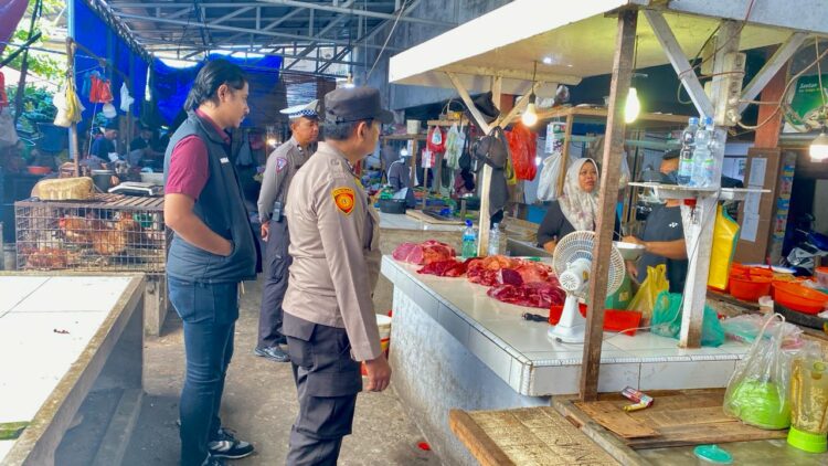 Polsek Limapuluh Monitoring Pasar Sail: Stok Sembako Cukup, Harga Minyak Goreng Bergerak Naik