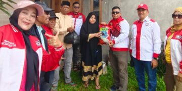 DPD LIRA Pekanbaru Tebar Kepedulian, Warga Sidomulyo Barat Terima Bantuan Sembako