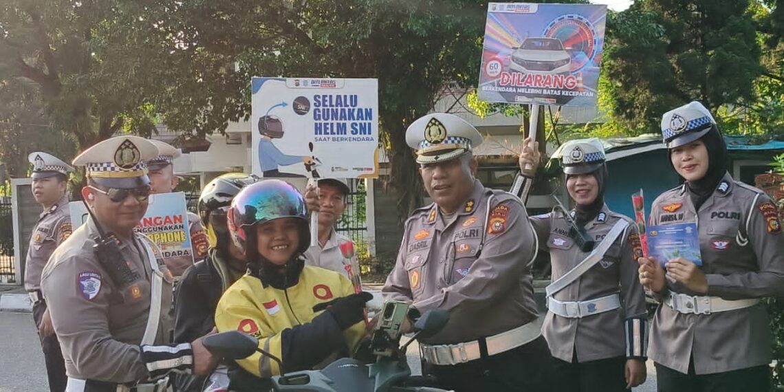 Subdit Kamsel Ditlantas Polda Riau Gelar Kampanye Keselamatan Berlalu Lintas dan Bagikan Helm SNI kepada Pengguna Jalan