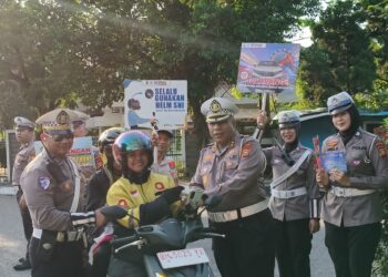 Subdit Kamsel Ditlantas Polda Riau Gelar Kampanye Keselamatan Berlalu Lintas dan Bagikan Helm SNI kepada Pengguna Jalan