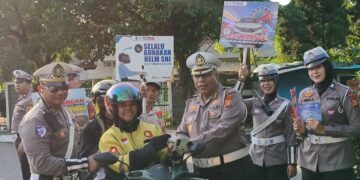 Subdit Kamsel Ditlantas Polda Riau Gelar Kampanye Keselamatan Berlalu Lintas dan Bagikan Helm SNI kepada Pengguna Jalan