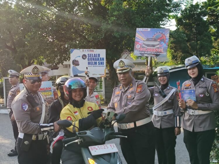 Subdit Kamsel Ditlantas Polda Riau Gelar Kampanye Keselamatan Berlalu Lintas dan Bagikan Helm SNI kepada Pengguna Jalan