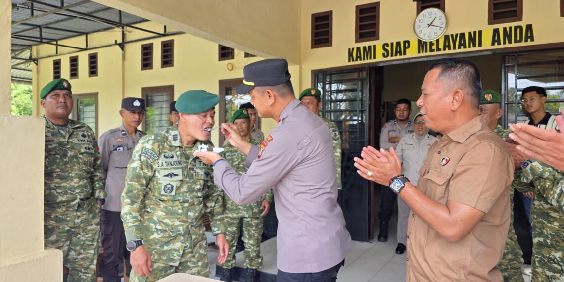 Penuh Keakraban, Koramil 02 Sungai Apit Rayakan HUT Bhayangkara ke-80 Bersama Polsek Sungai Apit