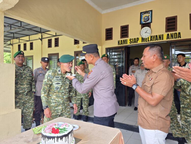 Penuh Keakraban, Koramil 02 Sungai Apit Rayakan HUT Bhayangkara ke-80 Bersama Polsek Sungai Apit