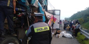Sigap, Personel Sat PJR Ditlantas Polda Riau dan Tim Lalin HK Berjibaku Selamatkan Korban Kecelakaan di Tol Pekanbaru–Dumai