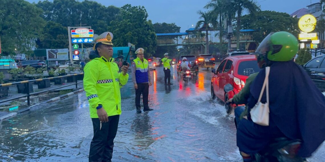 Hujan Deras Rendam Pekanbaru, Dirlantas Polda Riau Pimpin Langsung Urai Kemacetan dan Bantu Pengendara