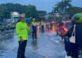 Hujan Deras Rendam Pekanbaru, Dirlantas Polda Riau Pimpin Langsung Urai Kemacetan dan Bantu Pengendara
