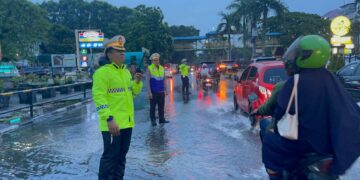 Hujan Deras Rendam Pekanbaru, Dirlantas Polda Riau Pimpin Langsung Urai Kemacetan dan Bantu Pengendara