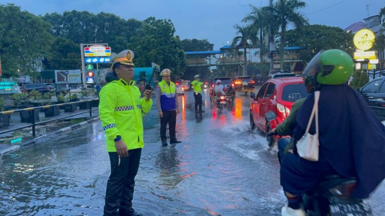 Hujan Deras Rendam Pekanbaru, Dirlantas Polda Riau Pimpin Langsung Urai Kemacetan dan Bantu Pengendara