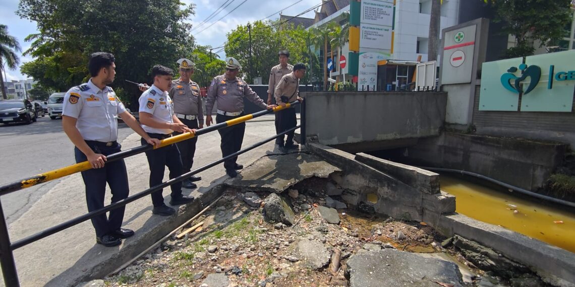 Ditlantas Polda Riau Bergerak Cepat Tindak Lanjuti Titik Banjir di Depan RS Awal Bros, Berkolaborasi dengan PUPR