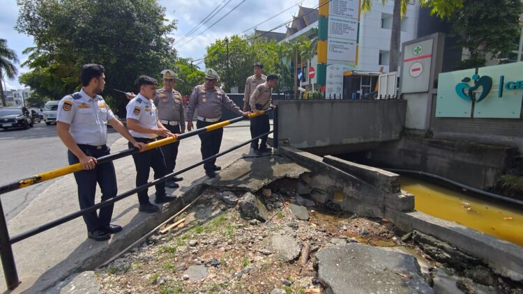 Ditlantas Polda Riau Bergerak Cepat Tindak Lanjuti Titik Banjir di Depan RS Awal Bros, Berkolaborasi dengan PUPR