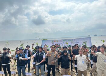 Mengawal Alam, Menjaga Negeri: Polsek Sungai Apit Sukses Amankan Penanaman 5.000 Bibit Mangrove