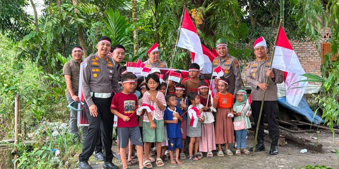 TIM Ekspedisi Merah Putih Presisi Polda Riau Tembus Pedalaman Talang Mamak Kobarkan Semangat Merah Putih Hadirkan Kepedulian Nyata untuk Negeri
