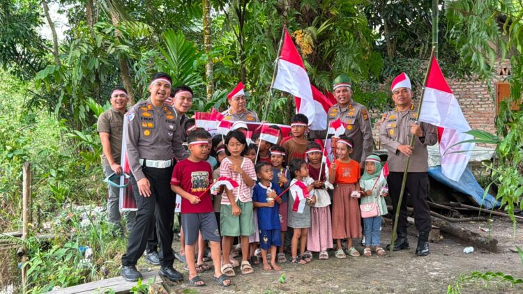 TIM Ekspedisi Merah Putih Presisi Polda Riau Tembus Pedalaman Talang Mamak Kobarkan Semangat Merah Putih Hadirkan Kepedulian Nyata untuk Negeri