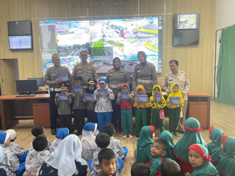 Tanamkan Keselamatan Sejak Dini, Polantas Karib Kenalkan Rambu Lalu Lintas dan Green Policing kepada Anak TK