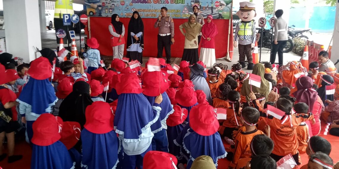 Semangat Kemerdekaan, Polantas Aceh Tanamkan Disiplin Berlalu Lintas kepada Anak Usia Dini