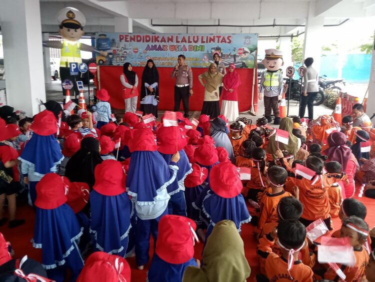 Semangat Kemerdekaan, Polantas Aceh Tanamkan Disiplin Berlalu Lintas kepada Anak Usia Dini
