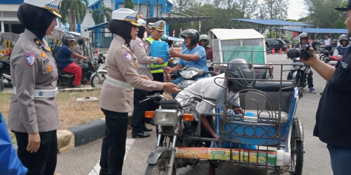 Jumat Barokah Polantas Aceh: Dari Sembako hingga Pesan Keselamatan untuk Pejuang Jalanan
