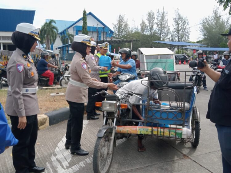 Jumat Barokah Polantas Aceh: Dari Sembako hingga Pesan Keselamatan untuk Pejuang Jalanan