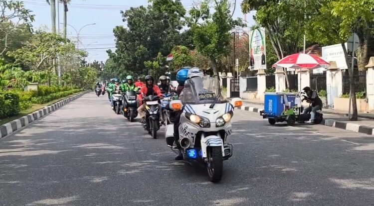 Semarak HUT ke-81 RI, Ditlantas Polda Riau Bagikan Sembako, Helm SNI dan Konvoi Bersama OJOL
