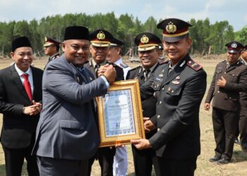 Merah Putih Berkibar, Pengabdian Mengakar di Sungai Apit