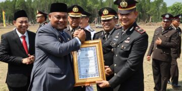 Merah Putih Berkibar, Pengabdian Mengakar di Sungai Apit
