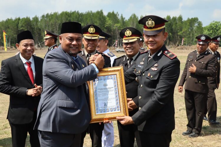 Merah Putih Berkibar, Pengabdian Mengakar di Sungai Apit