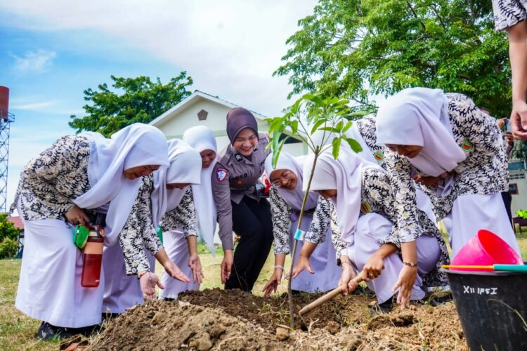 POLANTAS ACEH UNTUK MASYARAKAT: EDUKASI KAMSELTIBCAR LANTAS, SAFETY RIDING DAN PEDULI LINGKUNGAN BERSAMA PELAJAR