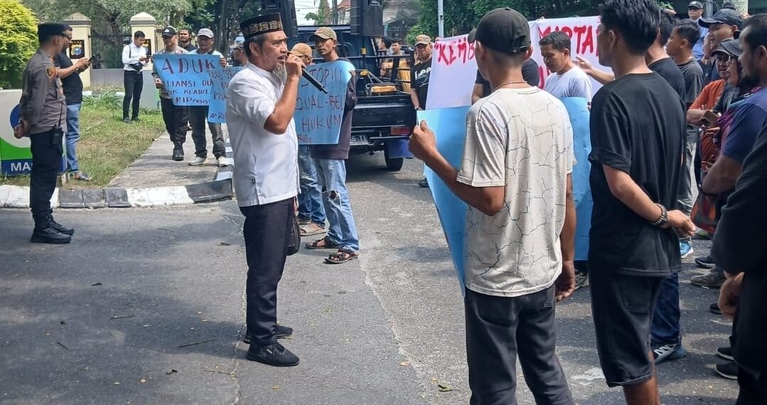 Tuding Polsek dan Polres Dumai Lindungi Pelaku Pengeroyokan PT IBP, Massa ADUK Geruduk Mapolda Riau!