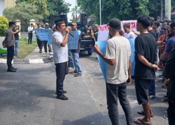 Tuding Polsek dan Polres Dumai Lindungi Pelaku Pengeroyokan PT IBP, Massa ADUK Geruduk Mapolda Riau!