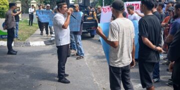 Tuding Polsek dan Polres Dumai Lindungi Pelaku Pengeroyokan PT IBP, Massa ADUK Geruduk Mapolda Riau!