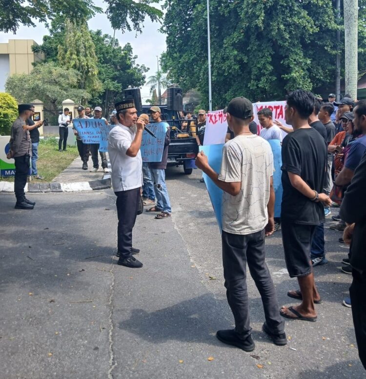 Tuding Polsek dan Polres Dumai Lindungi Pelaku Pengeroyokan PT IBP, Massa ADUK Geruduk Mapolda Riau!