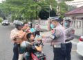 Polantas Karib Bagikan Masker kepada Pengendara & Pengguna Jalan