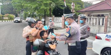 Polantas Karib Bagikan Masker kepada Pengendara & Pengguna Jalan