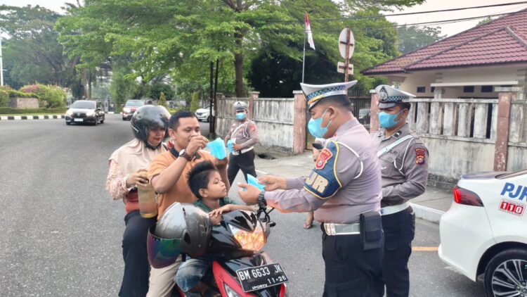 Polantas Karib Bagikan Masker kepada Pengendara & Pengguna Jalan