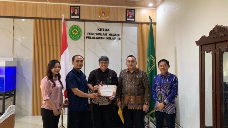 OBH YHRS Terima Penghargaan Sebagai Posbakum Terbaik se-Riau