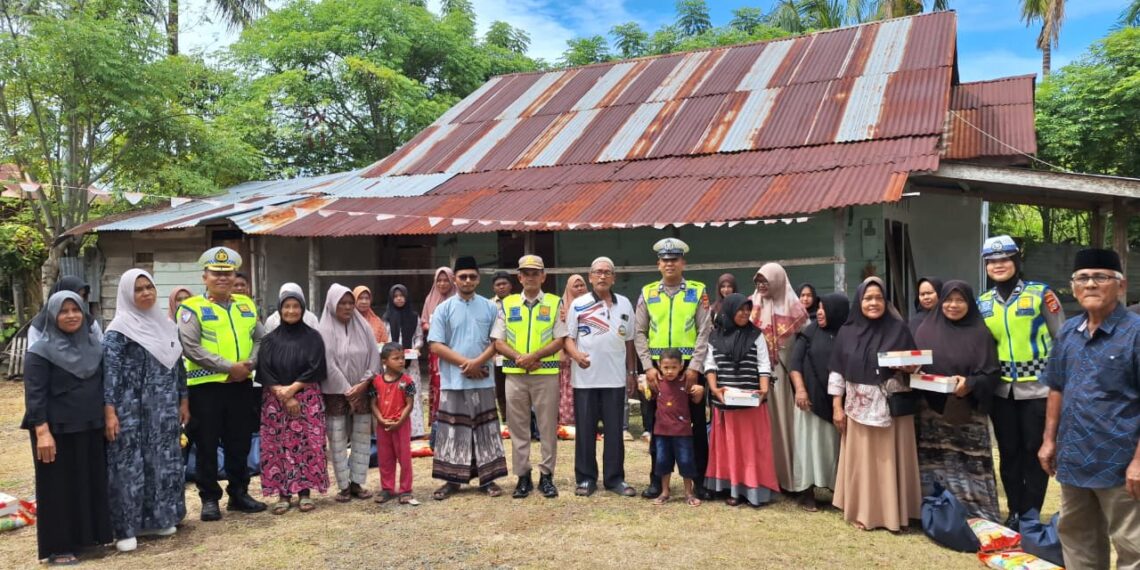Bukan Tilang, Polisi Datang Bawa Sembako: Polantas Aceh Ketuk Pintu Rumah Warga Miskin