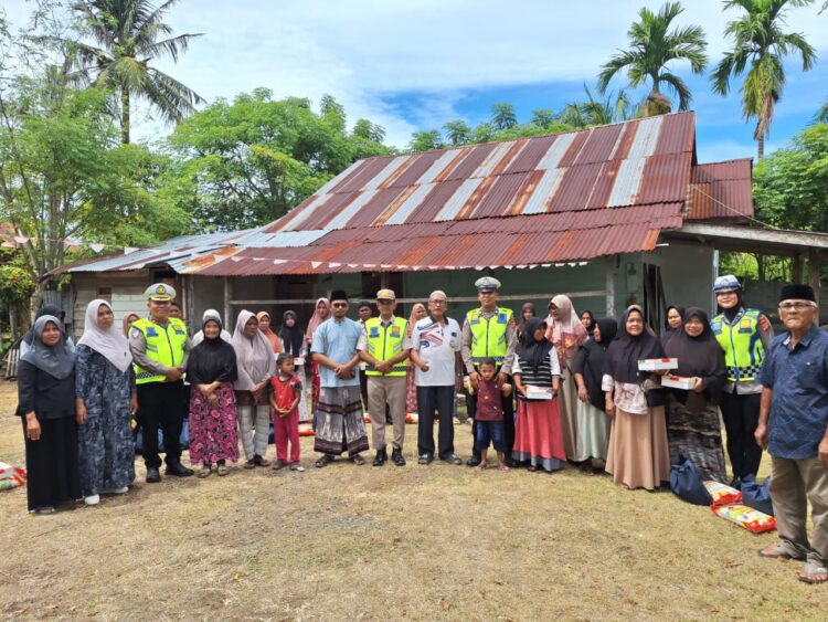 Bukan Tilang, Polisi Datang Bawa Sembako: Polantas Aceh Ketuk Pintu Rumah Warga Miskin