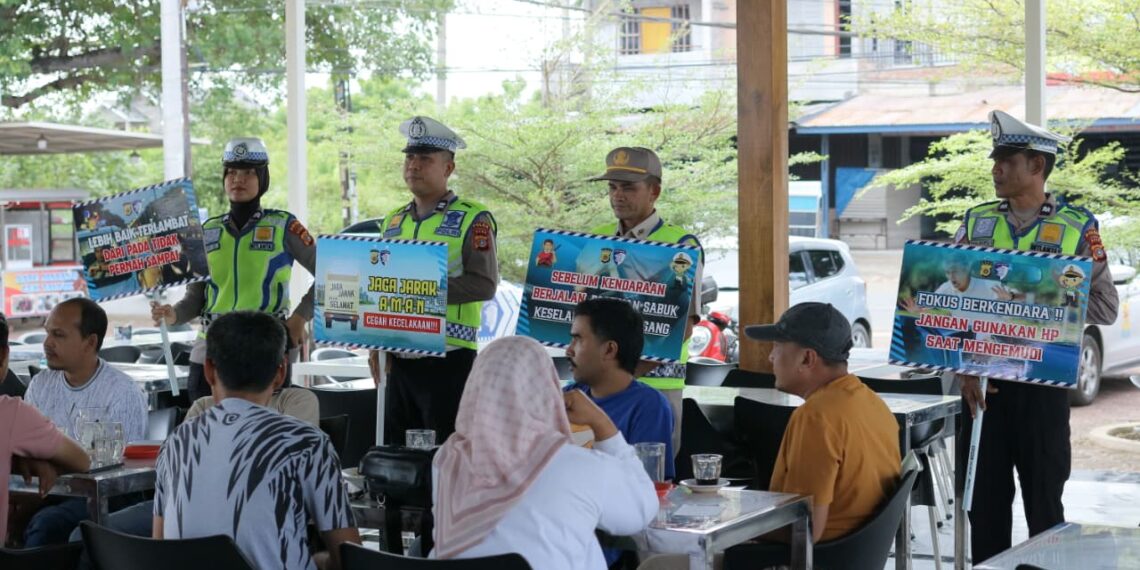 Ngopi Sambil Diingatkan Tertib Lalu Lintas, Polantas Aceh Sasar Warga di Warkop Pawang Kupi