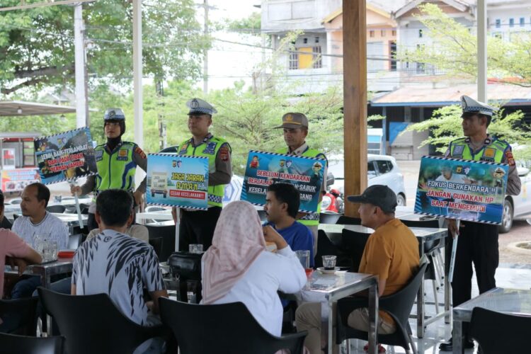 Ngopi Sambil Diingatkan Tertib Lalu Lintas, Polantas Aceh Sasar Warga di Warkop Pawang Kupi