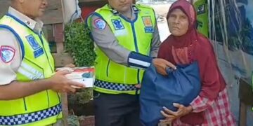 Dari Jalan Raya ke Rumah Warga, Polantas Karib Tebar Kepedulian Lewat Jumat Berkah