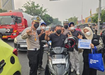 Di Tengah Kabut Asap, Ditlantas Polda Riau Bagikan 1.000 Masker dan Edukasi Green Policing