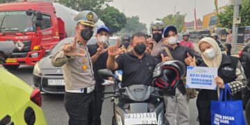 Di Tengah Kabut Asap, Ditlantas Polda Riau Bagikan 1.000 Masker dan Edukasi Green Policing
