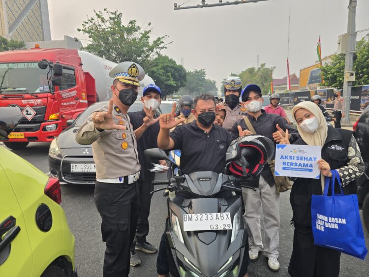 Di Tengah Kabut Asap, Ditlantas Polda Riau Bagikan 1.000 Masker dan Edukasi Green Policing